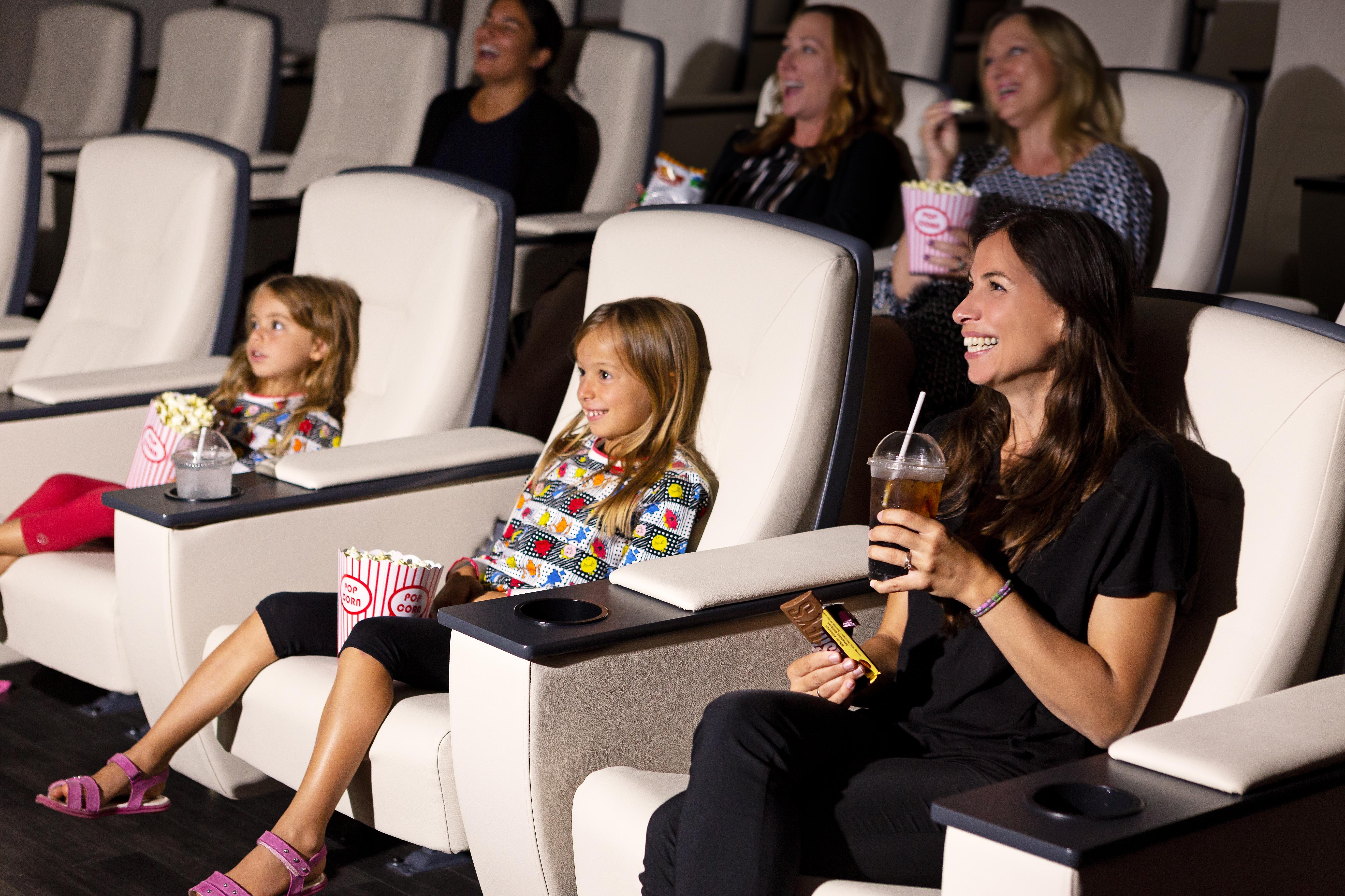 فندق إكس تورونتو باي لايبراري هوتل كوليكشن المظهر الخارجي الصورة Moviegoers at a movie theater
