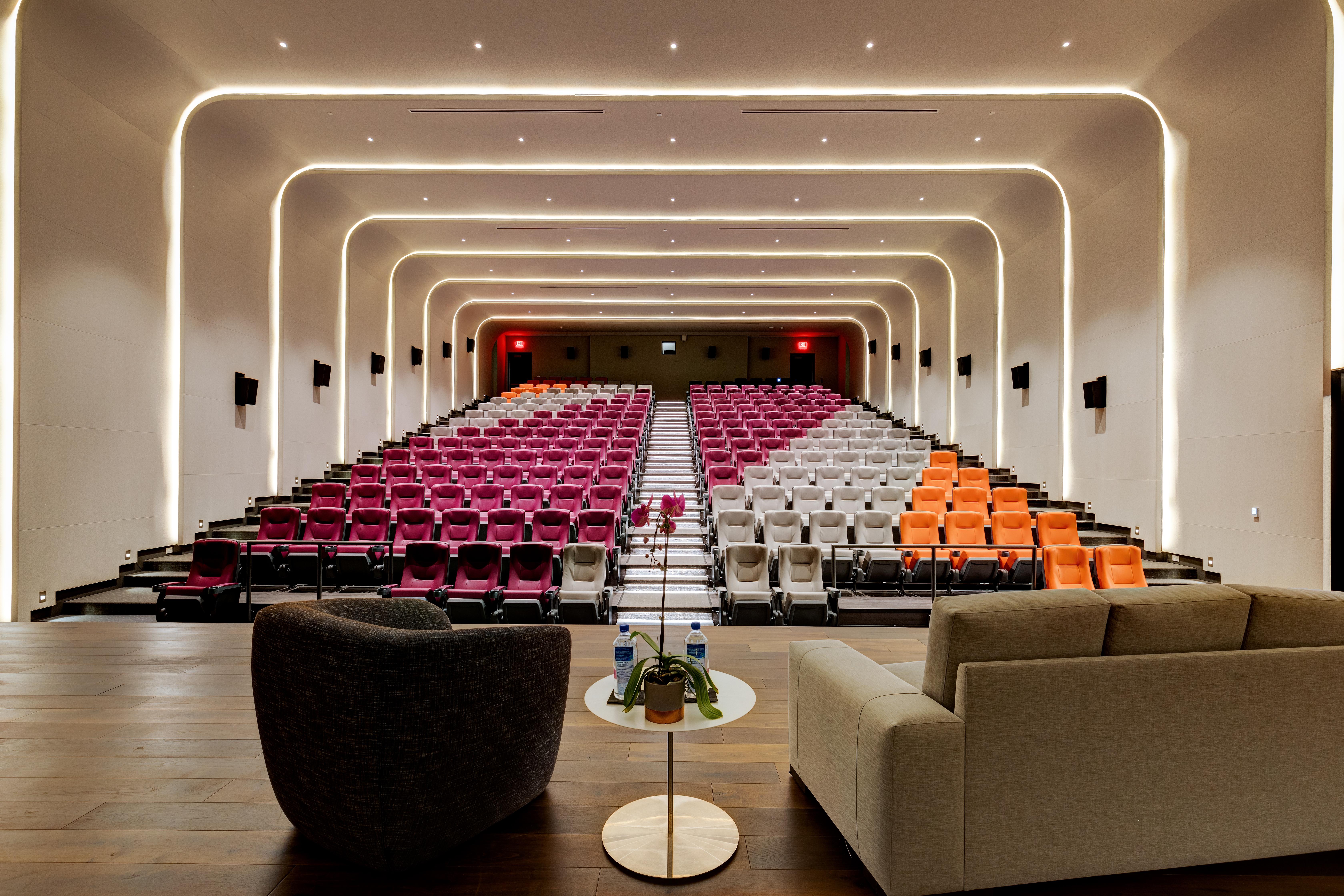فندق إكس تورونتو باي لايبراري هوتل كوليكشن المظهر الخارجي الصورة The movie theater at The Standard East Village